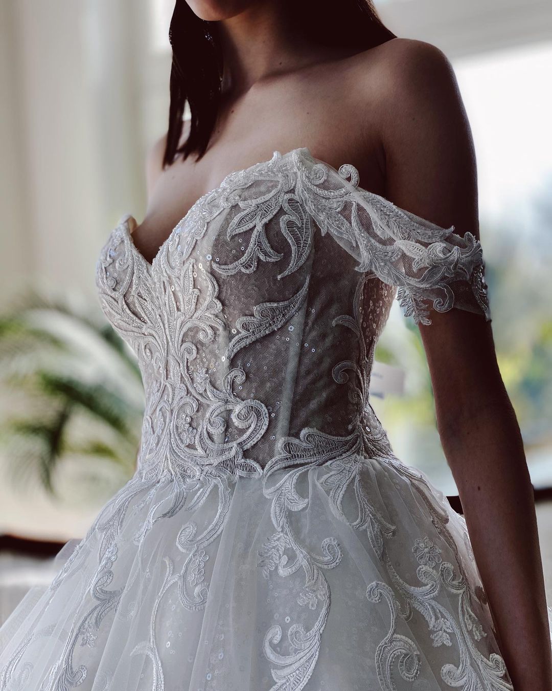 Bezauberndes langes A-Linien-Brautkleid aus schulterfreiem Tüll mit Glitzer