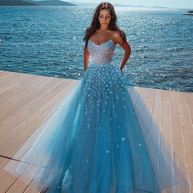 Bezauberndes langes trägerloses A-Linien-Ballkleid aus Spitzentüll