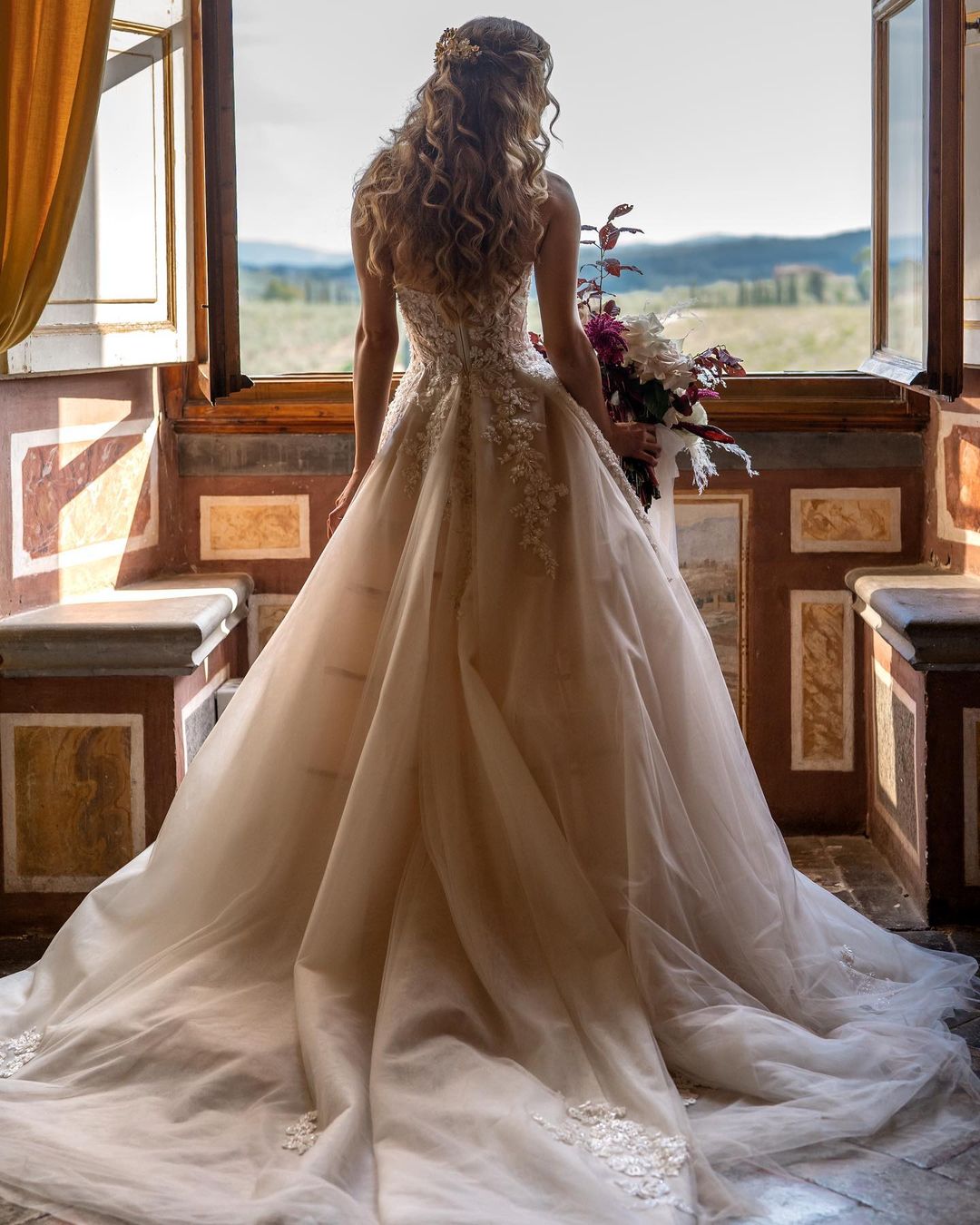 Charmantes langes A-Linien-Brautkleid mit Herzausschnitt und rückenfreier Schleppe und Tüll