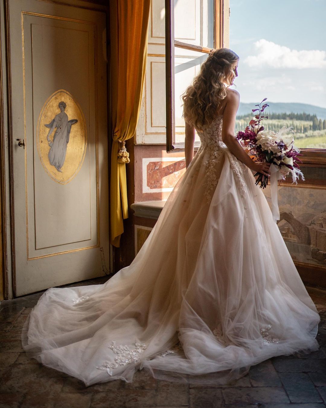 Charmantes langes A-Linien-Brautkleid mit Herzausschnitt und rückenfreier Schleppe und Tüll