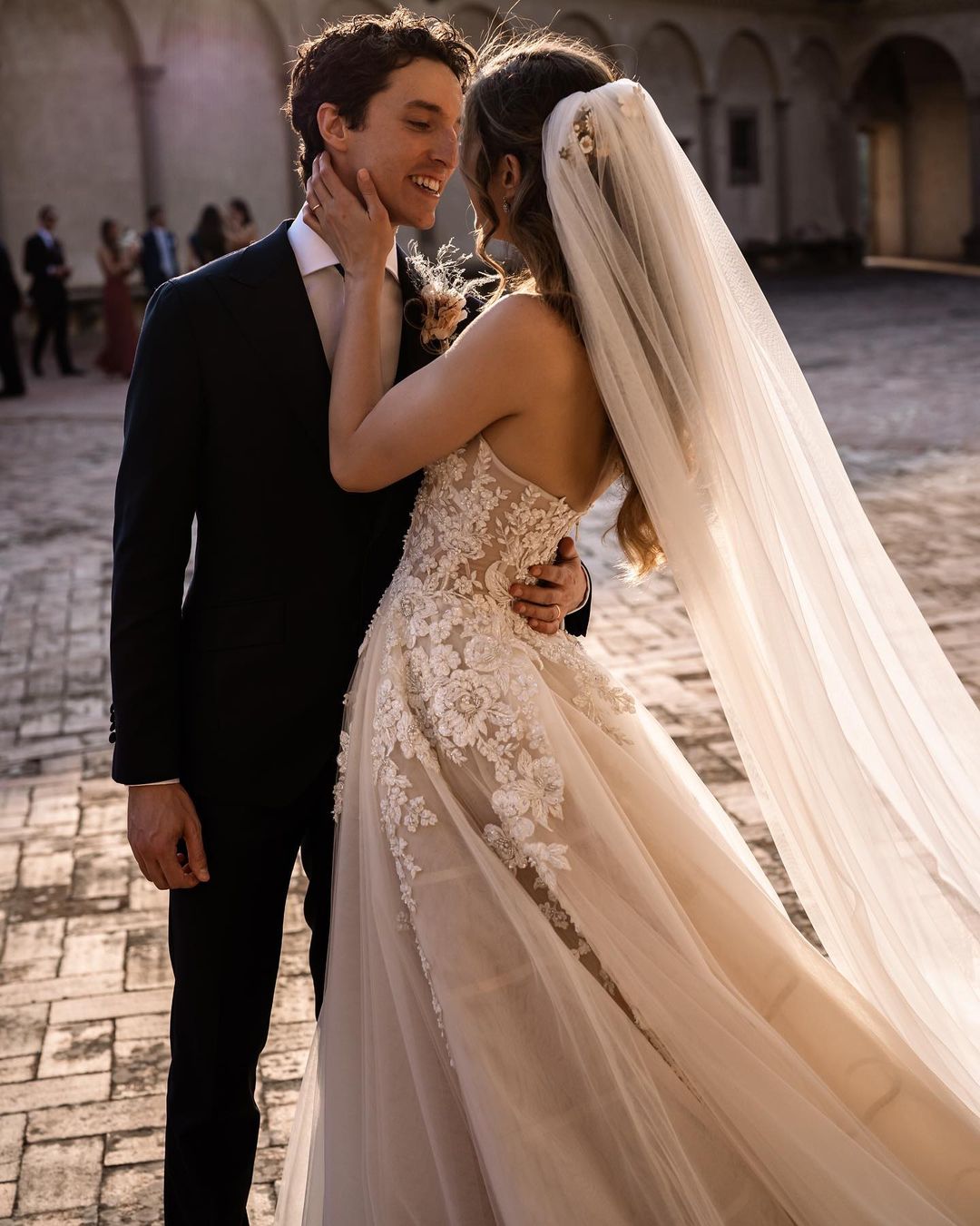 Charmantes langes A-Linien-Brautkleid mit Herzausschnitt und rückenfreier Schleppe und Tüll