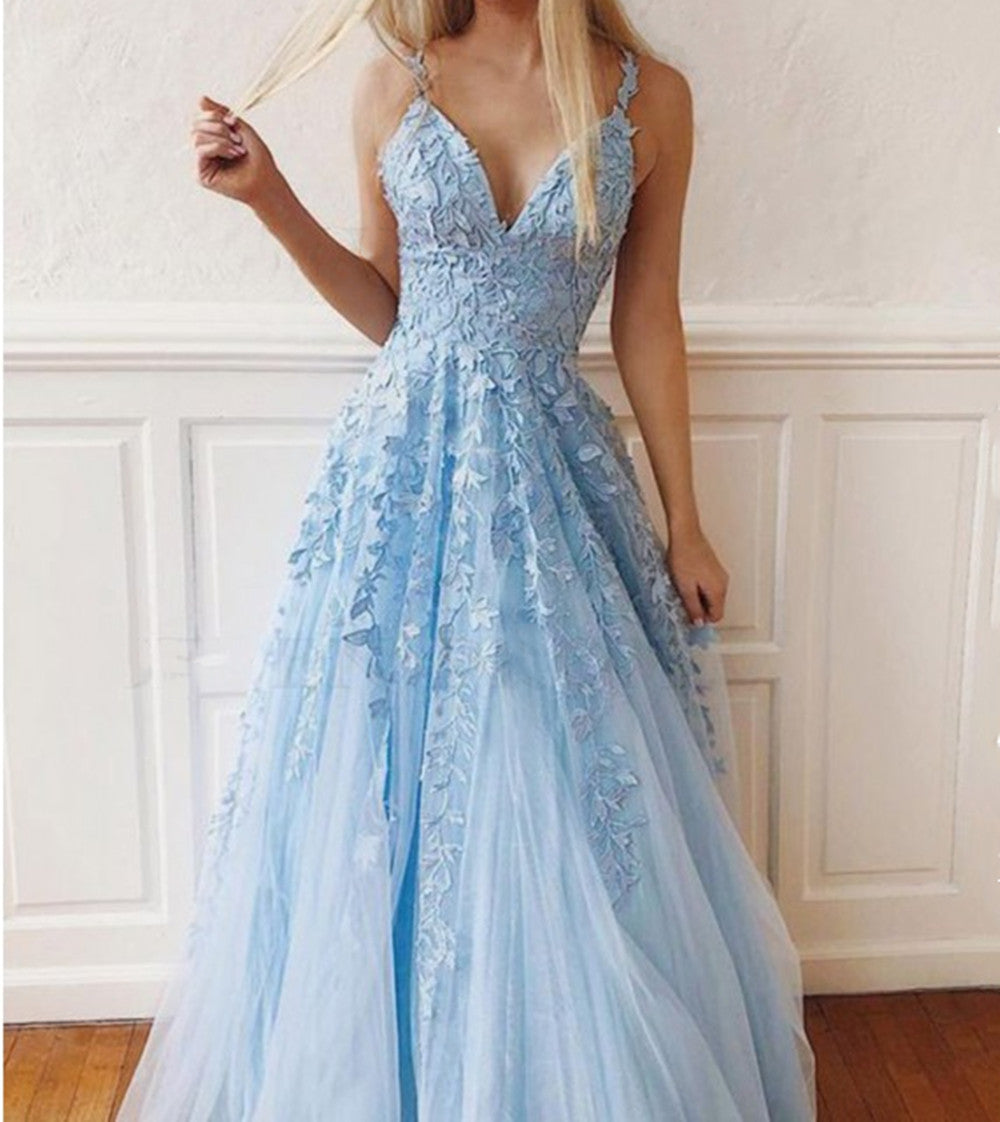 Charmantes langes A-Linien-Ballkleid aus Tüll mit V-Ausschnitt, Spaghettiträgern und offenem Rücken