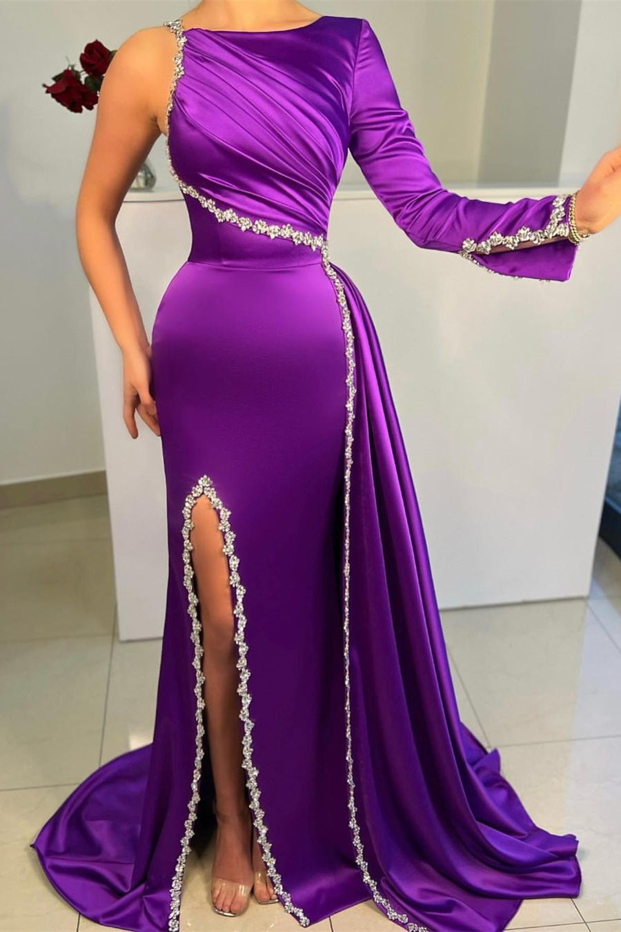 Encantadores vestidos de fiesta largos de sirena de satén morado con diamantes de imitación