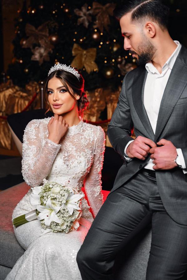 Vestido de novia encantador de sirena, de manga larga, cuello alto, encaje satinado y cola capilla