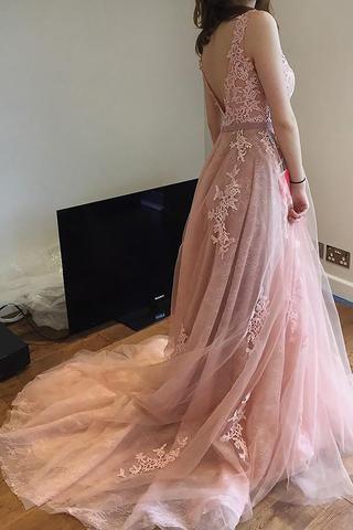 Charmantes rosa Spitzentüll-Brautkleid mit offenem Rücken und kleiner Schleppe