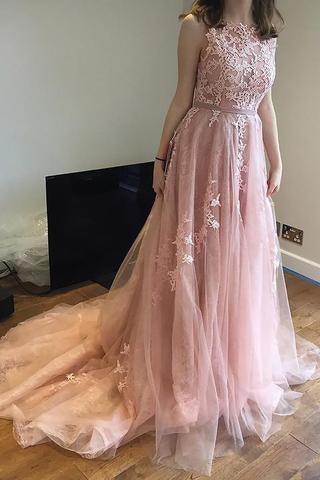 Charmantes rosa Spitzentüll-Brautkleid mit offenem Rücken und kleiner Schleppe