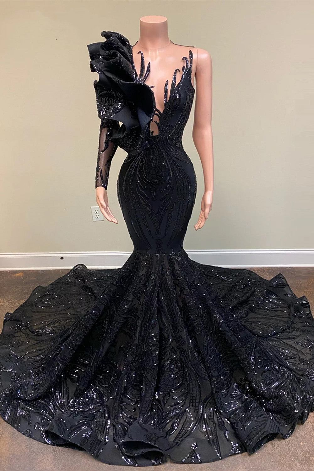 Elegante vestido de fiesta negro asimétrico de manga larga y corte sirena hasta el suelo