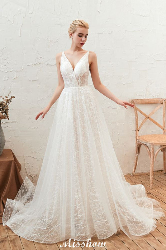 Schickes weißes Prinzessin-Brautkleid aus Tüll mit tiefem V-Ausschnitt und offenem Rücken und Hofschleppe