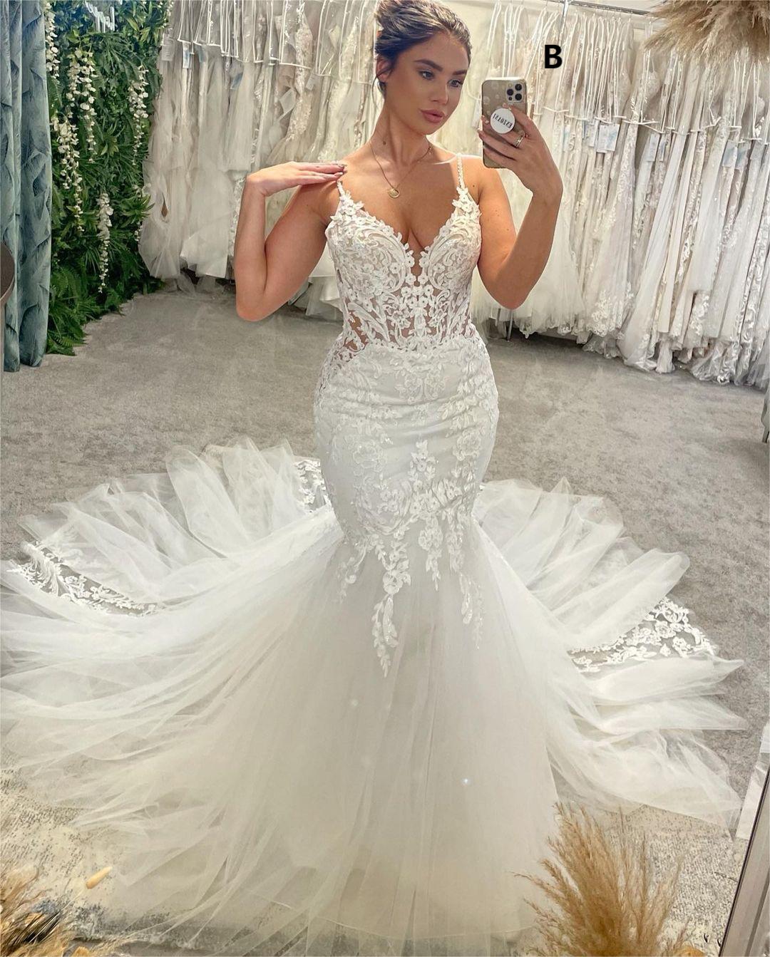 Vestido de novia elegante de corte sirena, largo hasta el suelo, con escote en V, tirantes finos, sin mangas y cola capilla