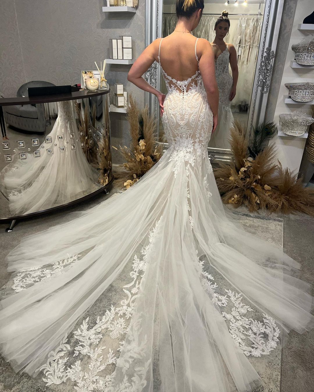 Vestido de novia elegante de corte sirena, largo hasta el suelo, con escote en V, tirantes finos, sin mangas y cola capilla