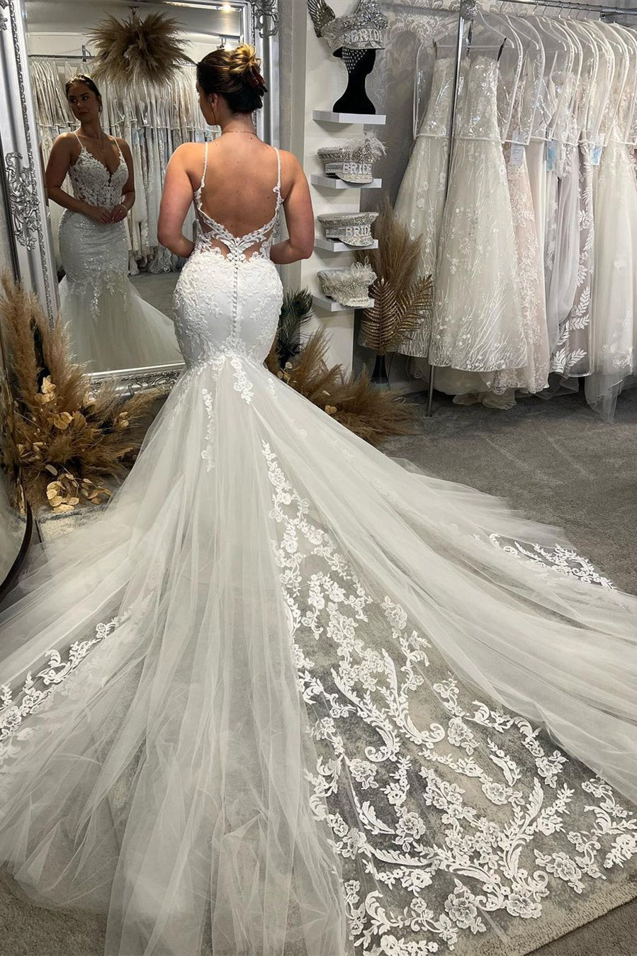 Vestido de novia elegante de corte sirena, largo hasta el suelo, con escote en V, tirantes finos, sin mangas y cola capilla