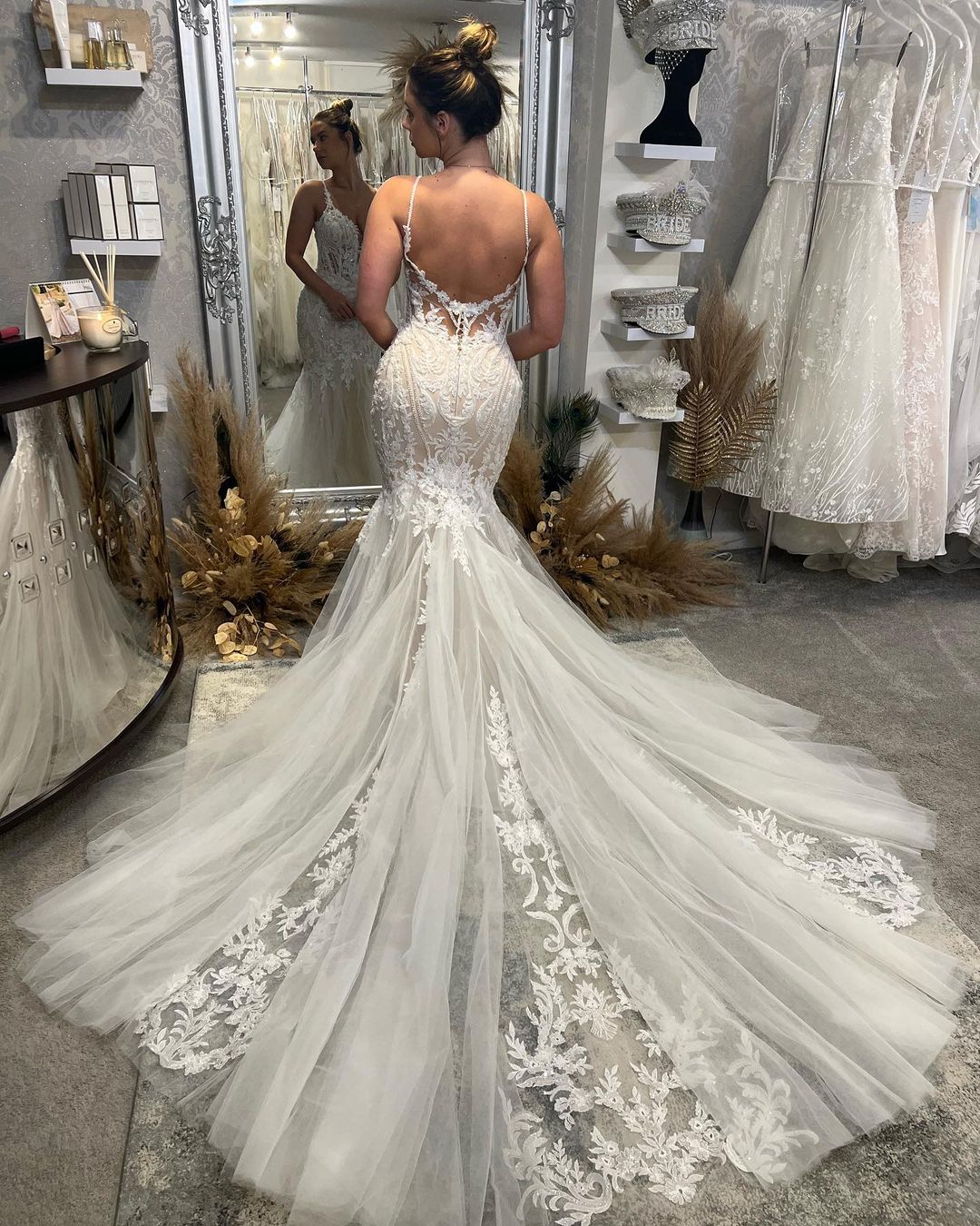 Vestido de novia elegante de corte sirena, largo hasta el suelo, con escote en V, tirantes finos, sin mangas y cola capilla