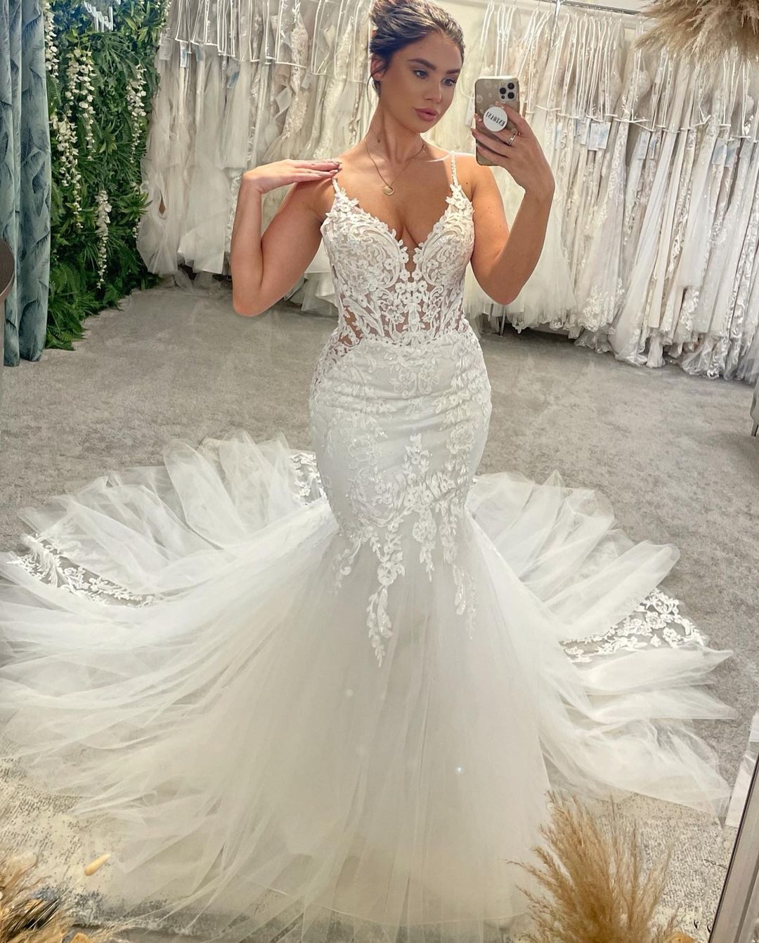 Vestido de novia elegante de corte sirena, largo hasta el suelo, con escote en V, tirantes finos, sin mangas y cola capilla
