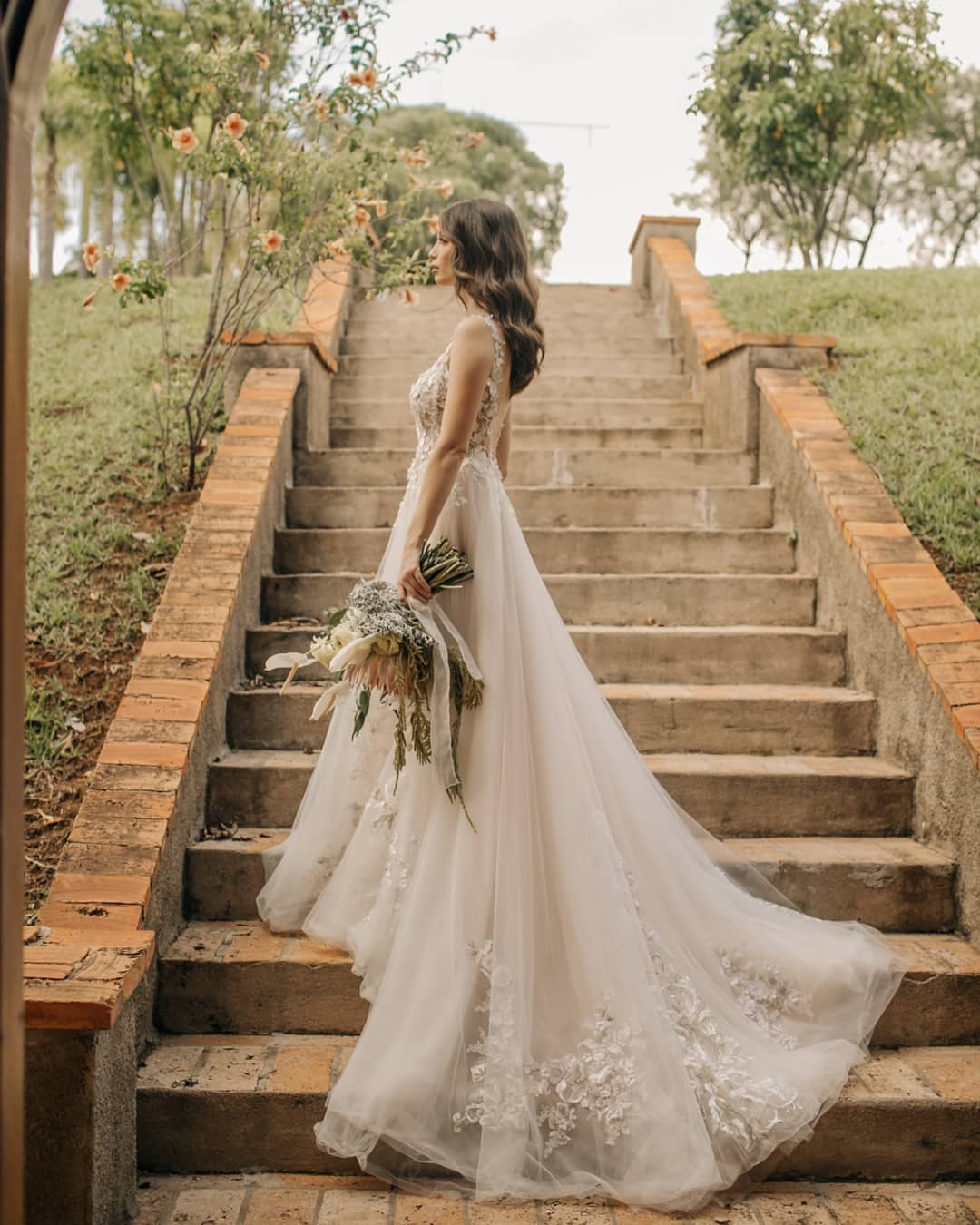 Vestido de novia elegante largo de corte A sin mangas con flores y espalda descubierta con encaje