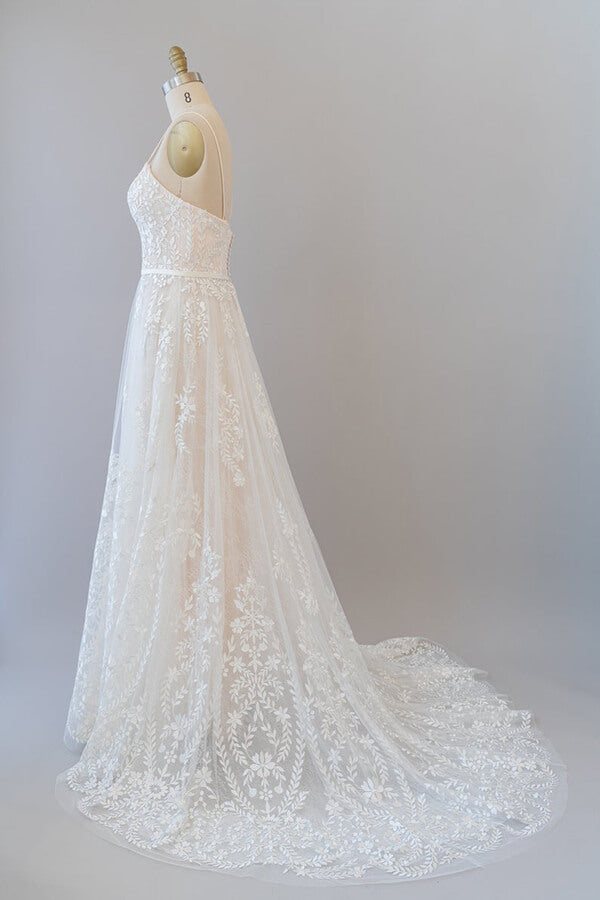 Schickes langes A-Linien-Brautkleid mit Herzausschnitt und Spaghettiträgern und Applikationen aus Tüll