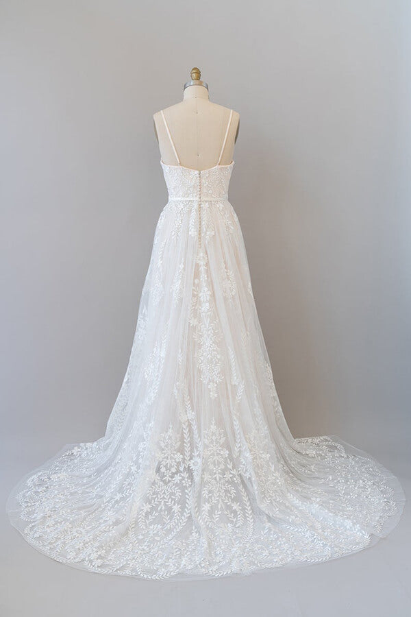 Schickes langes A-Linien-Brautkleid mit Herzausschnitt und Spaghettiträgern und Applikationen aus Tüll