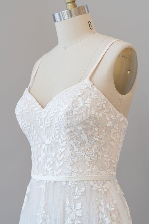 Schickes langes A-Linien-Brautkleid mit Herzausschnitt und Spaghettiträgern und Applikationen aus Tüll