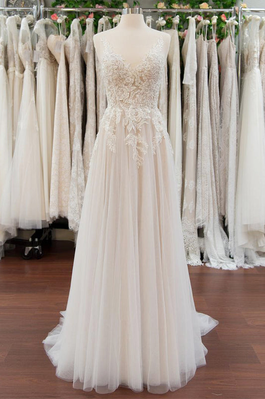 Schickes langes A-Linien-Brautkleid mit V-Ausschnitt und Spitzenapplikationen