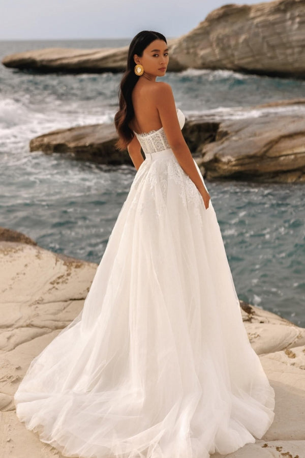 Vestido de novia elegante, largo, color marfil, corte A, sin tirantes, con apliques de tul