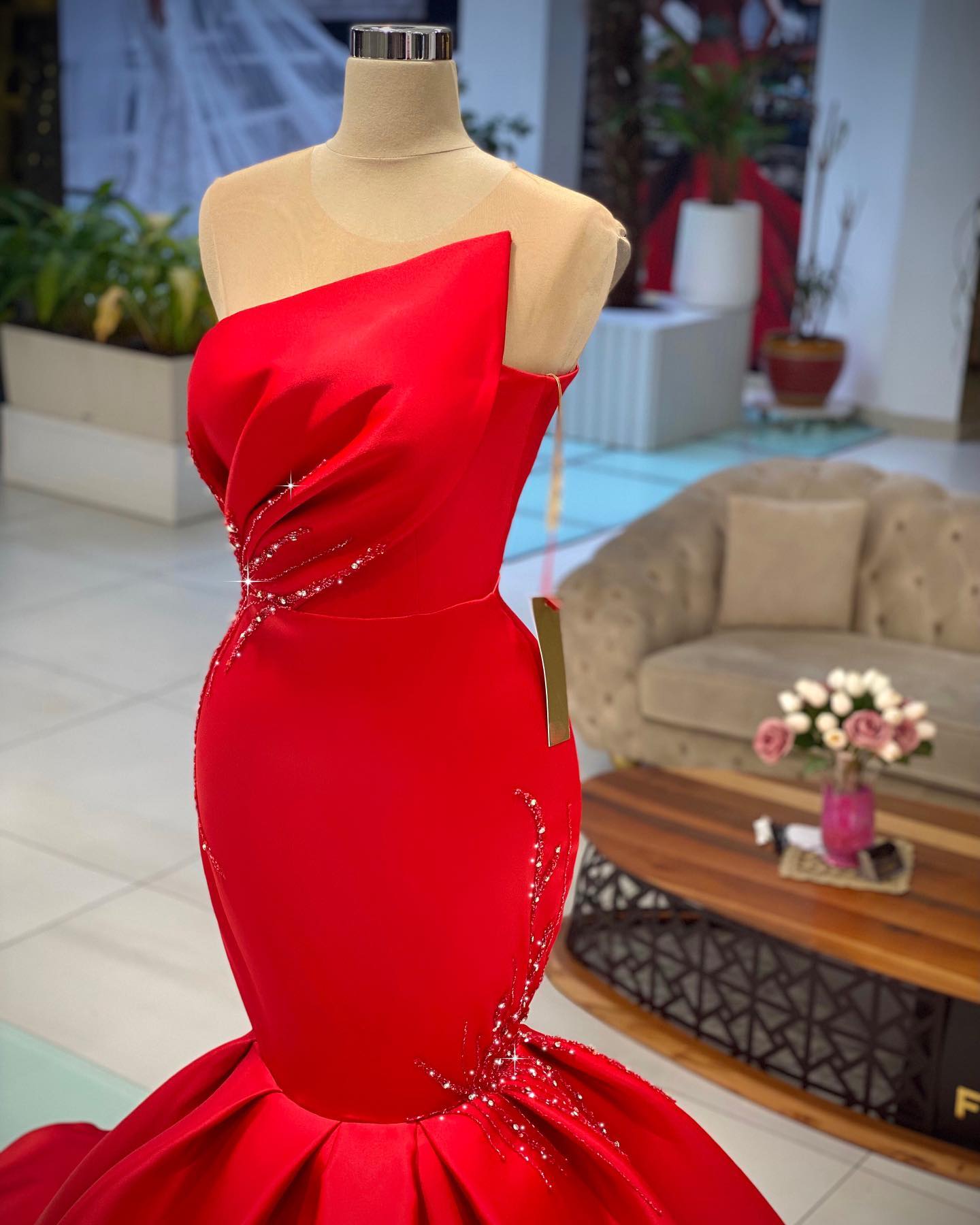 Schickes langes Meerjungfrau-Bateau-Ballkleid aus Satin in Rot