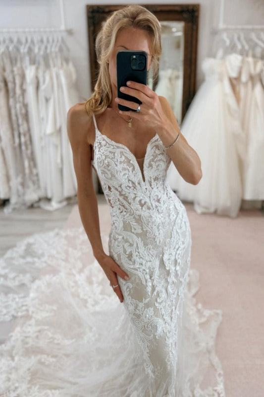 Schickes langes Meerjungfrau-Brautkleid mit V-Ausschnitt und Spaghettiträgern und rückenfreiem Spitzenkleid