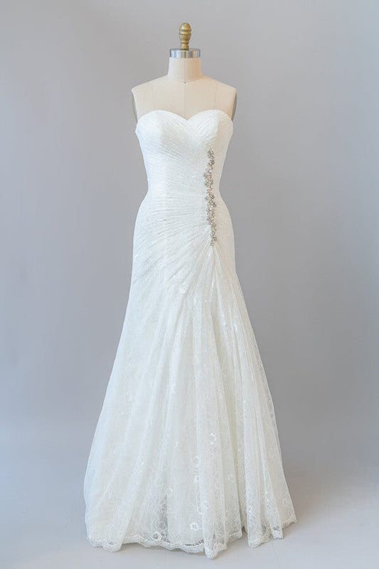 Vestido de novia elegante de encaje con volantes, largo y sin tirantes