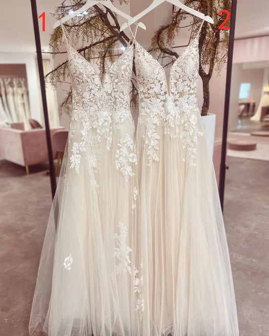 Vestido de novia elegante de tul con escote en V, tirantes finos largos y apliques de encaje.