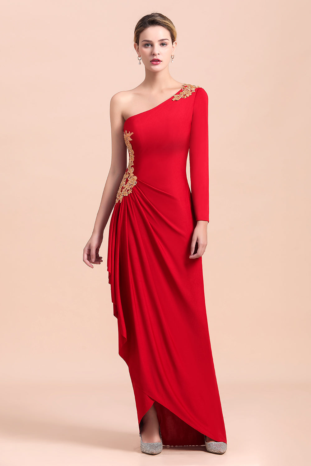 Elegante vestido de madre de la novia con volantes, mangas largas y un solo hombro con apliques