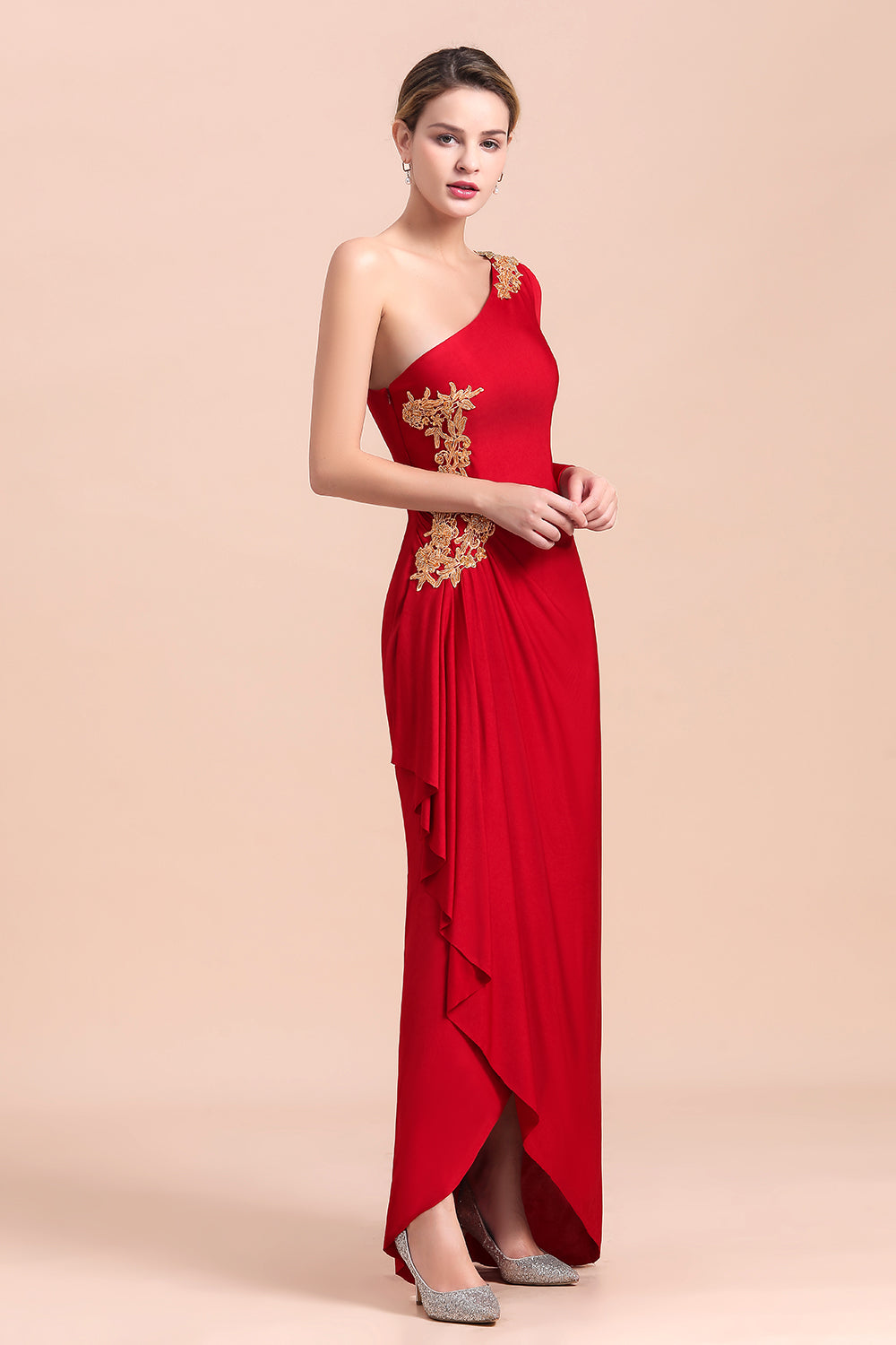 Elegante vestido de madre de la novia con volantes, mangas largas y un solo hombro con apliques
