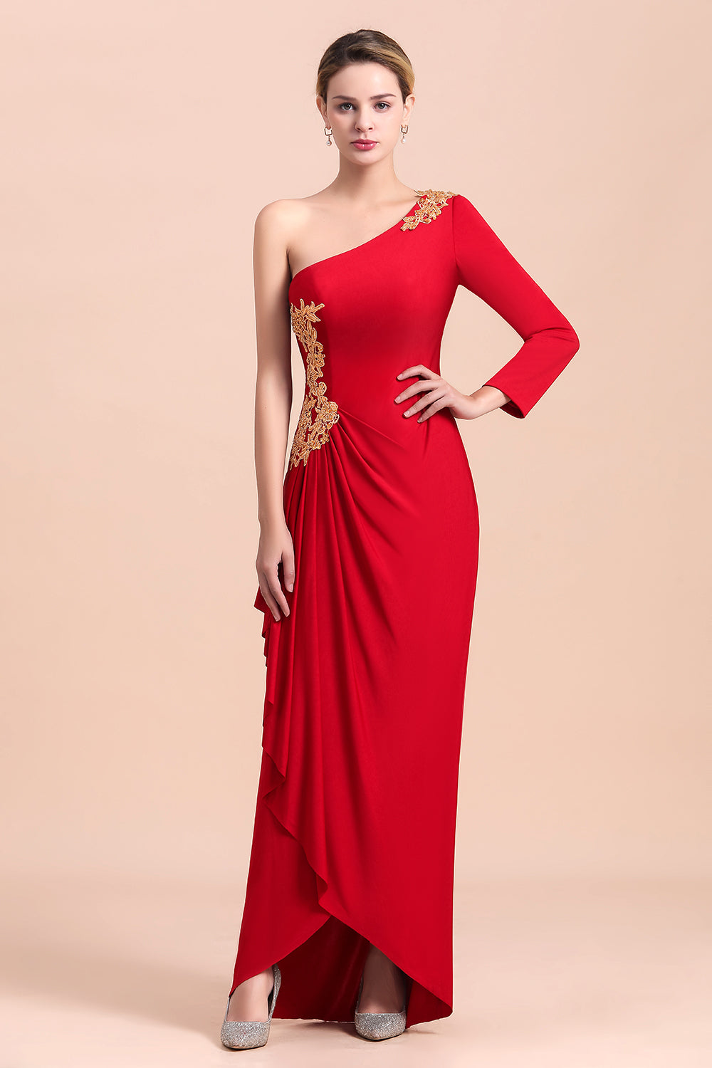 Elegante vestido de madre de la novia con volantes, mangas largas y un solo hombro con apliques