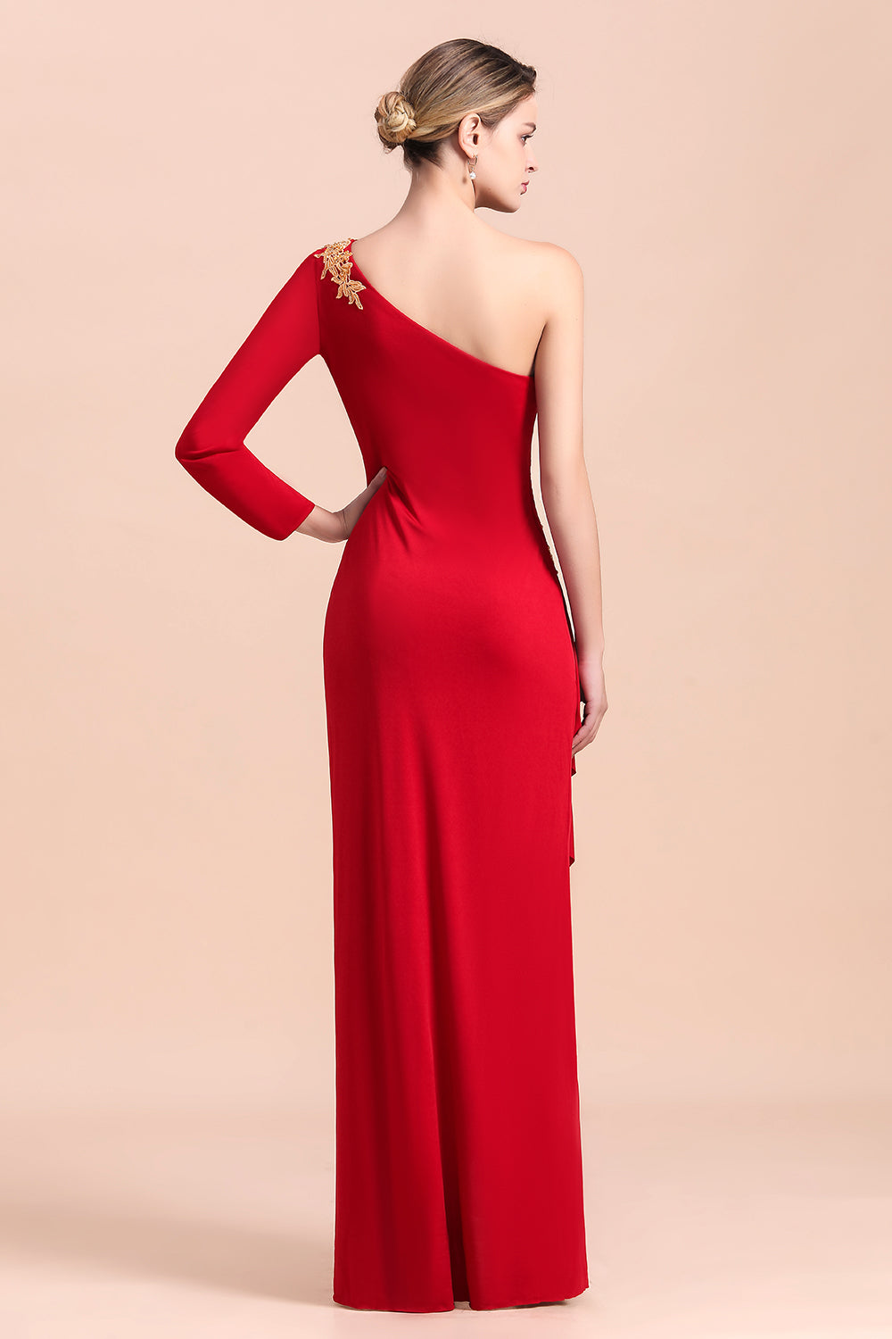 Elegante vestido de madre de la novia con volantes, mangas largas y un solo hombro con apliques