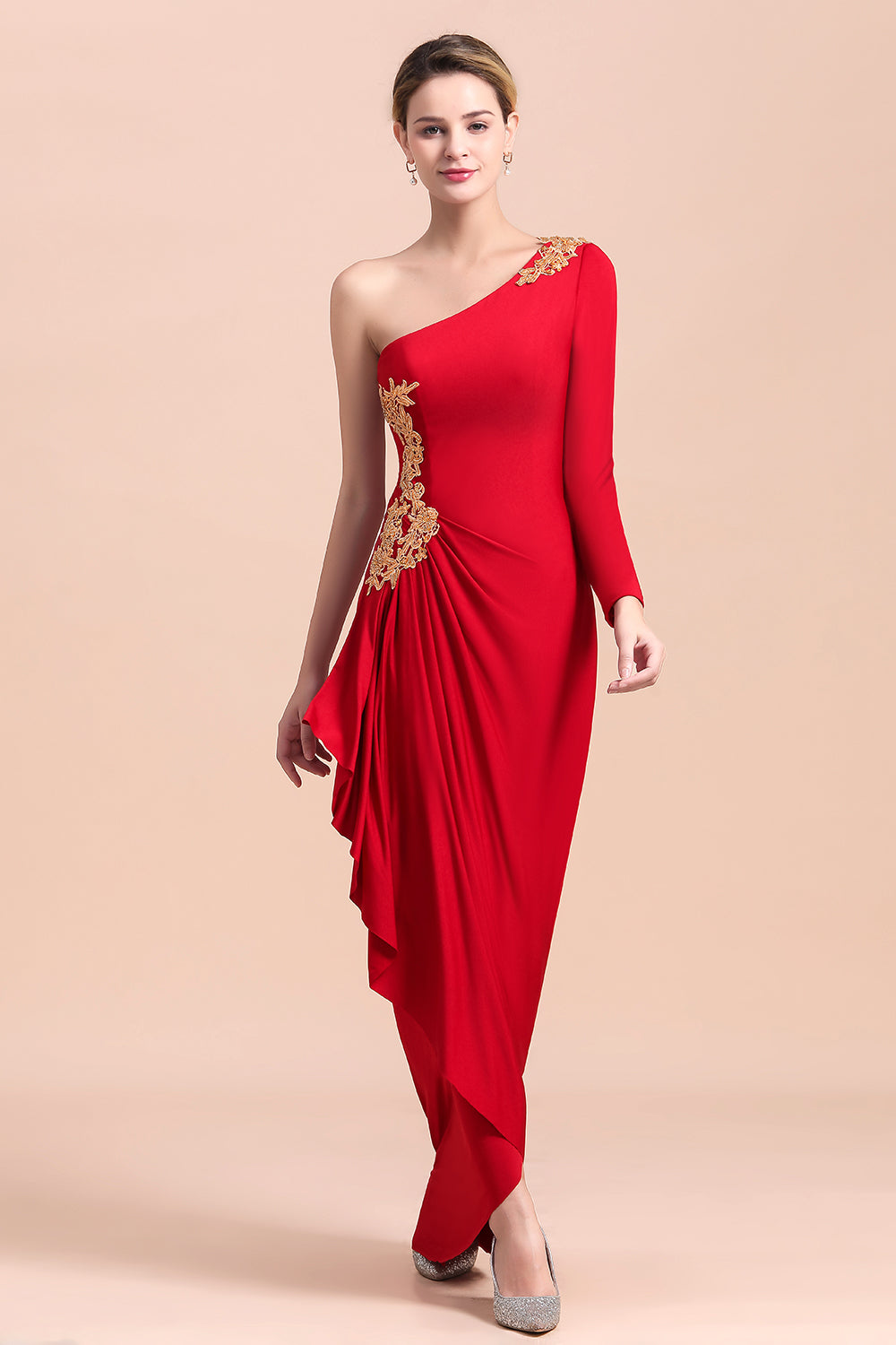 Elegante vestido de madre de la novia con volantes, mangas largas y un solo hombro con apliques