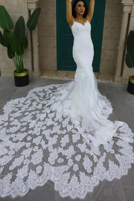 Vestido de novia elegante de corte sirena, sin mangas y con tirantes finos y cola capilla