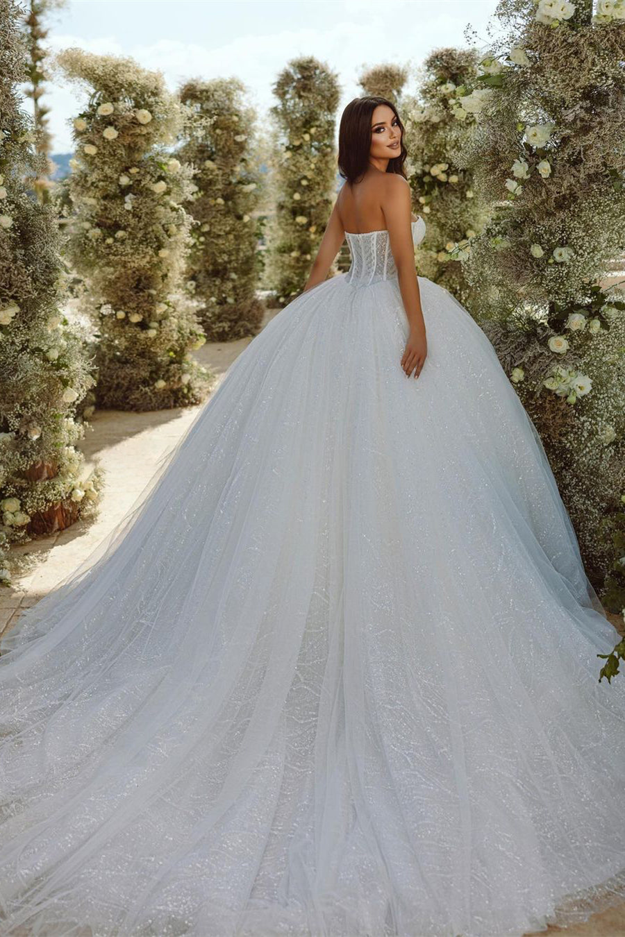 Vestido de novia elegante de tul brillante con escote en A, sin mangas y cola