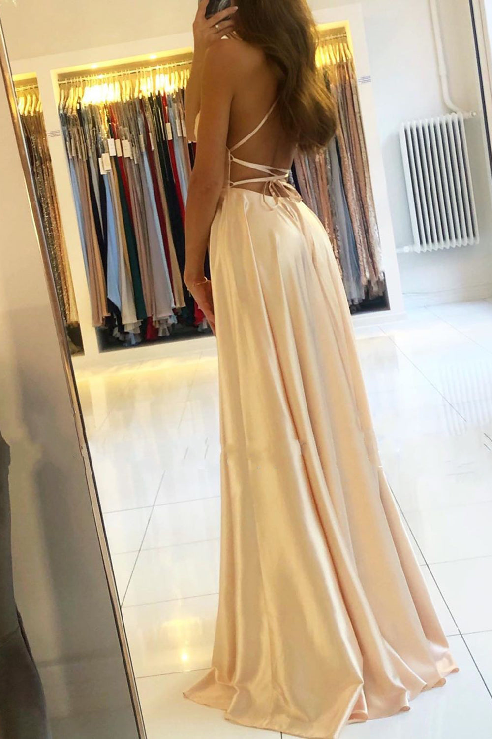 Edles langes A-Linien-Ballkleid aus Satin mit offenem Rücken und Schlitz