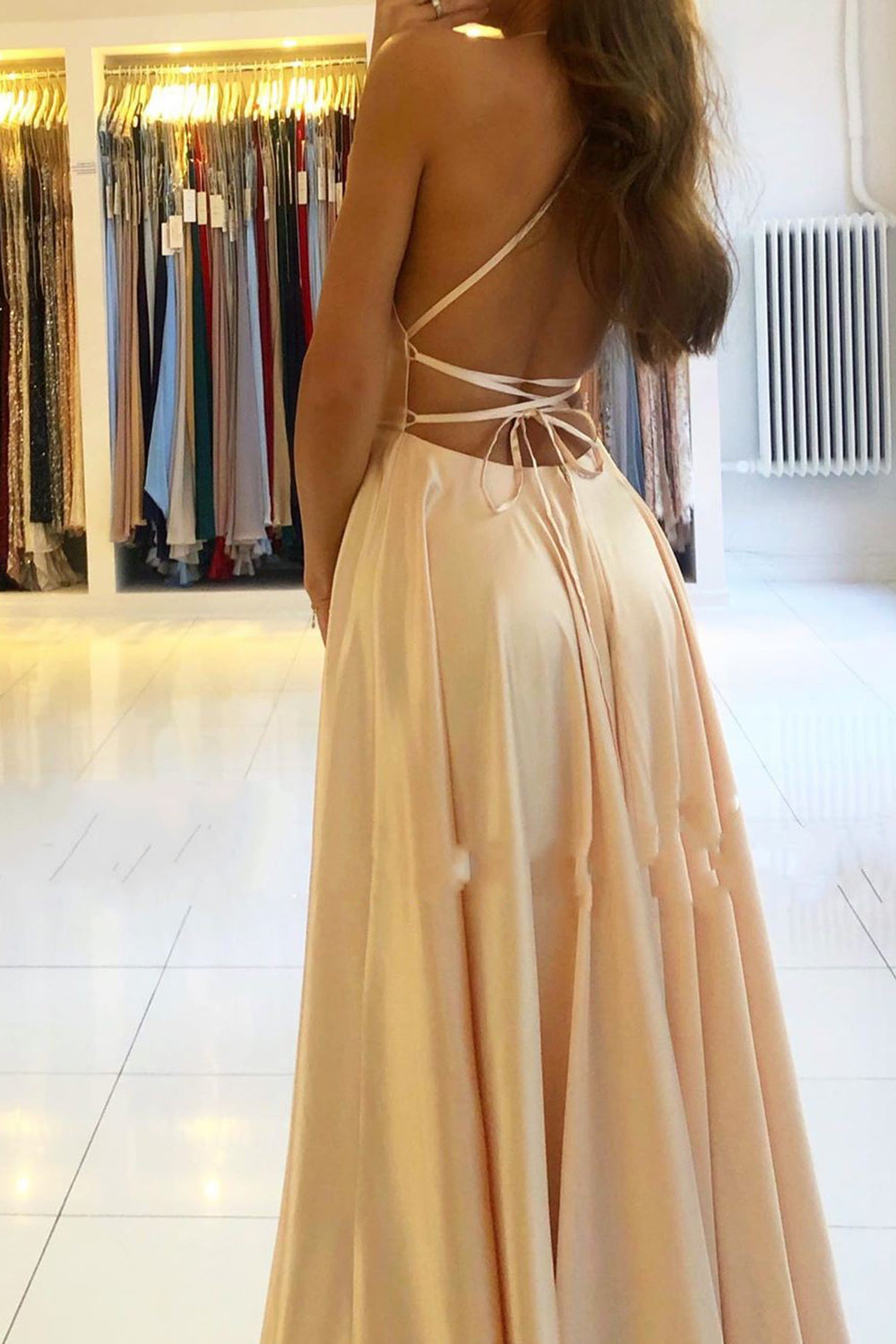 Edles langes A-Linien-Ballkleid aus Satin mit offenem Rücken und Schlitz