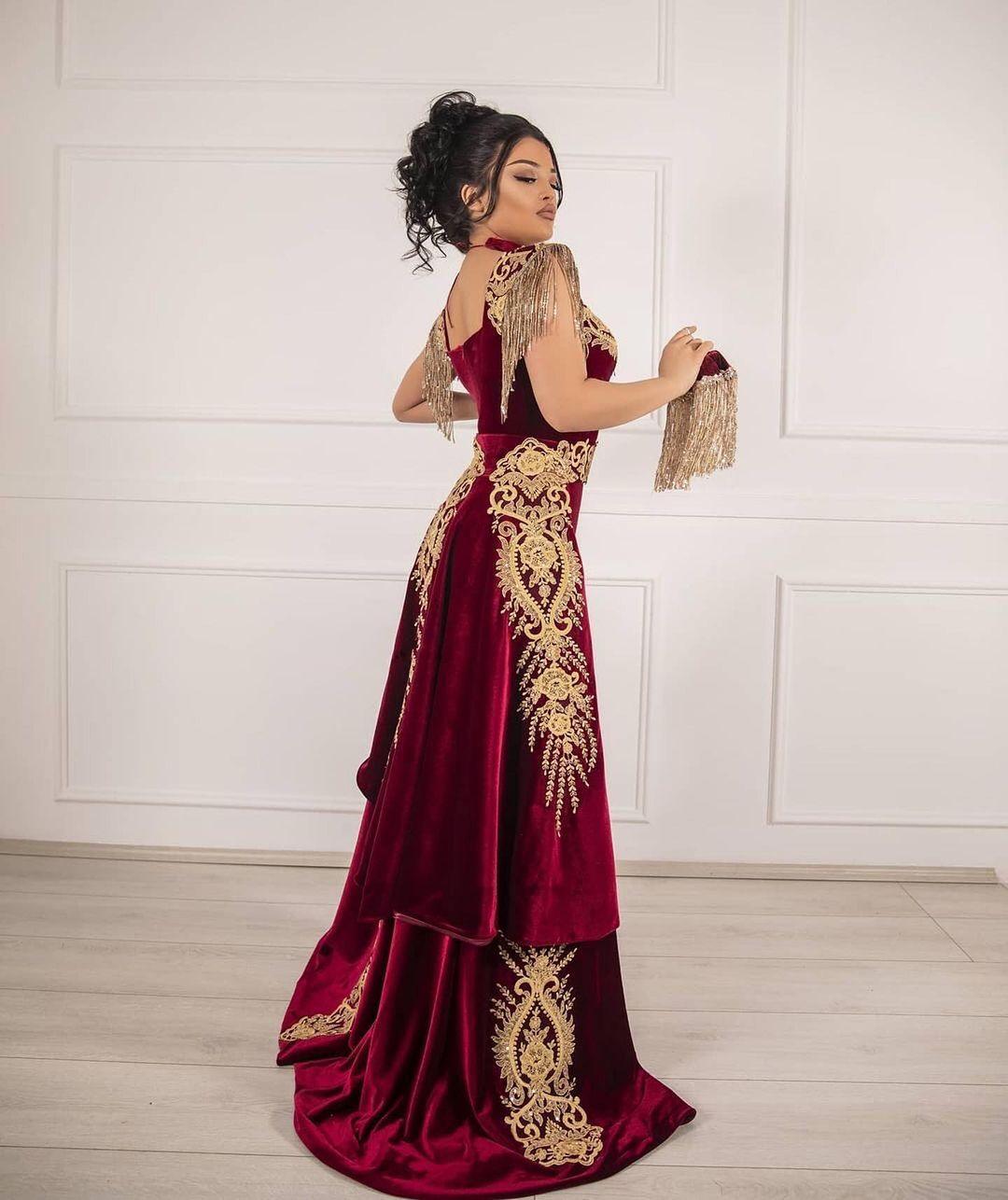 Edles langes Meerjungfrau-Ballkleid aus Spitze und Samt mit Applikationen und Schlitz