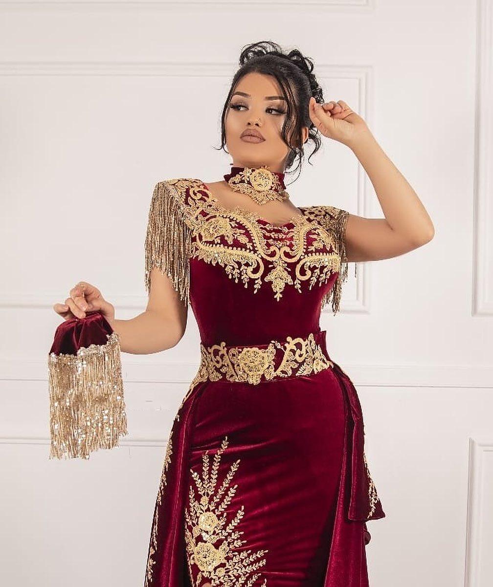 Edles langes Meerjungfrau-Ballkleid aus Spitze und Samt mit Applikationen und Schlitz