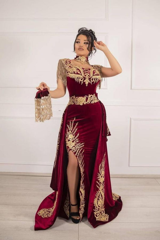 Edles langes Meerjungfrau-Ballkleid aus Spitze und Samt mit Applikationen und Schlitz