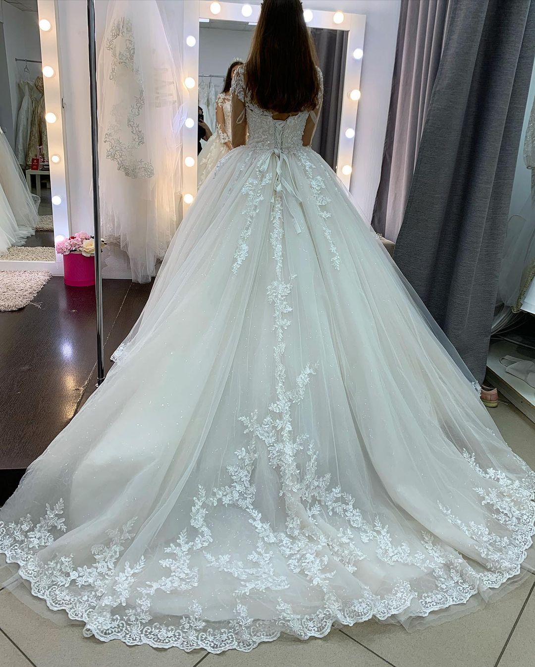 Edles langes Prinzessinnen-Brautkleid mit Applikationen, Spitze und Tüll und Ärmeln