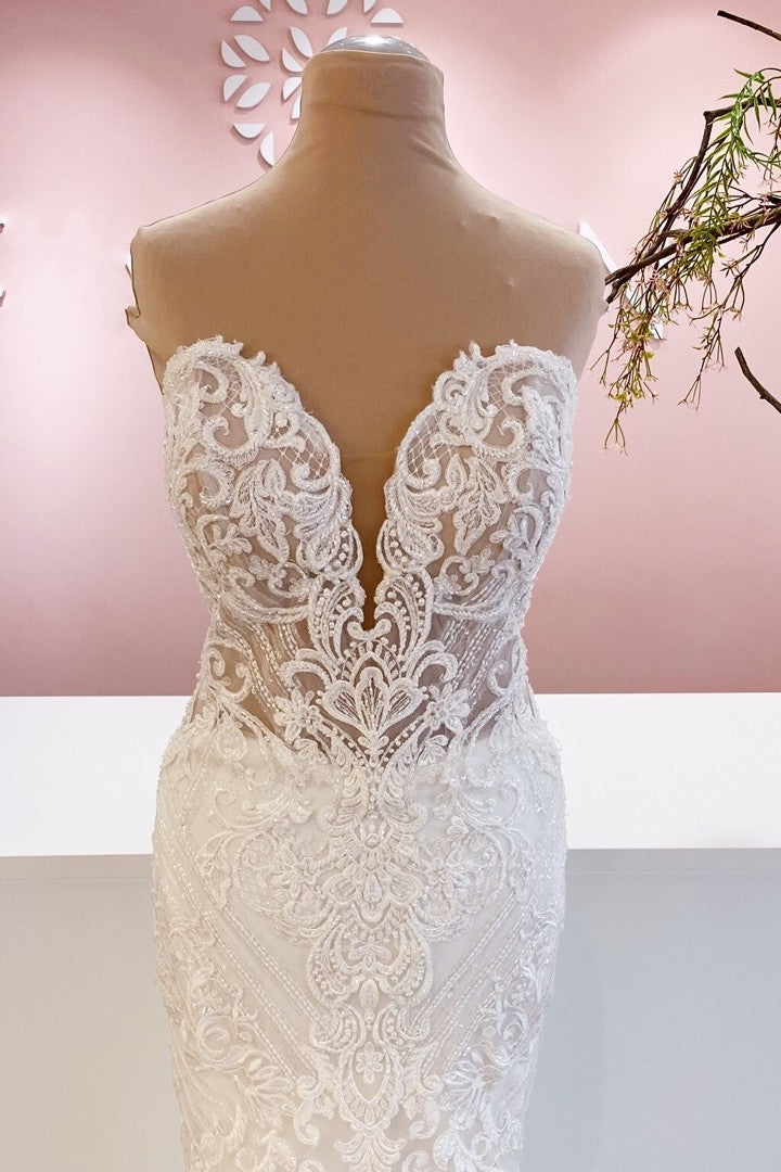 Elegantes, langes, herzförmiges, rückenfreies Meerjungfrau-Brautkleid mit Spitzenapplikationen