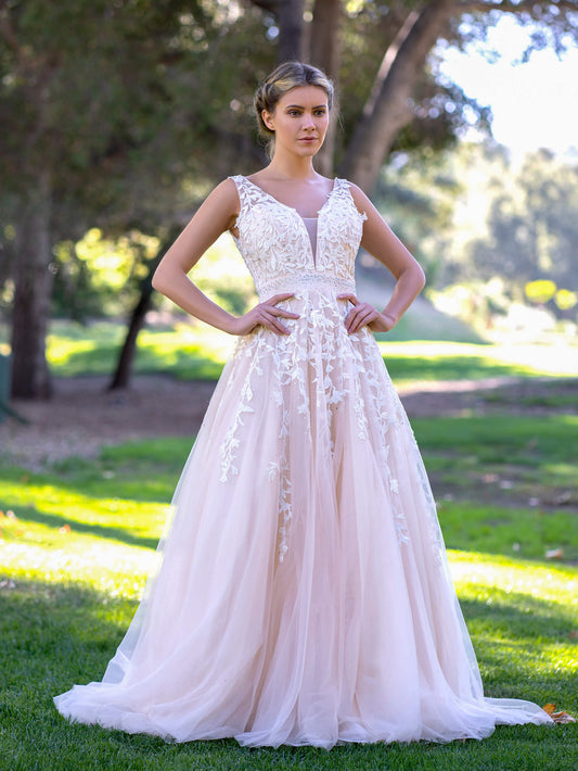 Vestido de fiesta con escote en V, apliques de encaje, tul y cola larga