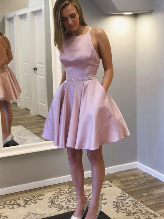 Bonitos vestidos cortos de satén con corte en A, espalda descubierta y bolsillo para fiesta de graduación.