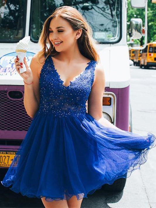 Lindos vestidos de fiesta cortos de encaje con escote en V y espalda abierta.