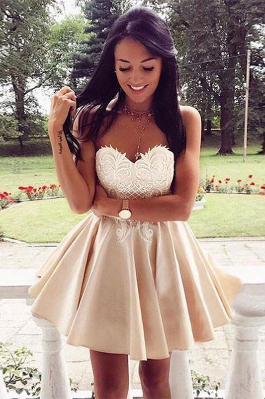 Süßes kurzes Ballkleid mit herzförmiger Spitze und Applikation