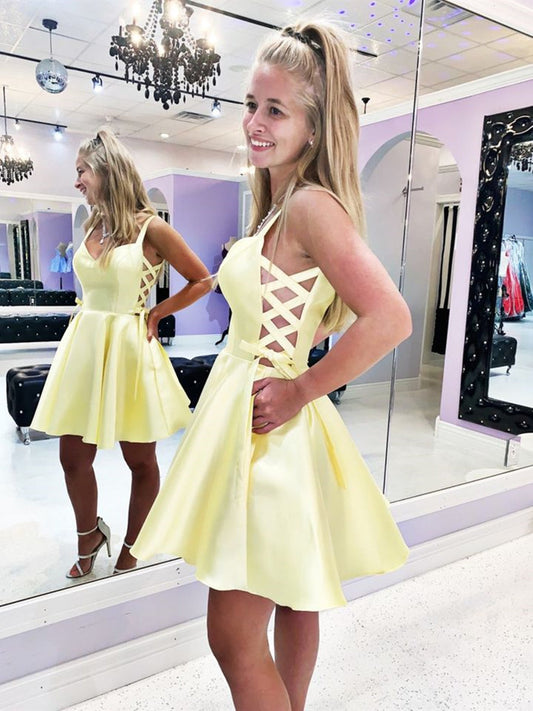 Bonitos vestidos de fiesta de satén amarillos cortos, corte A, escote en V y bolsillos.