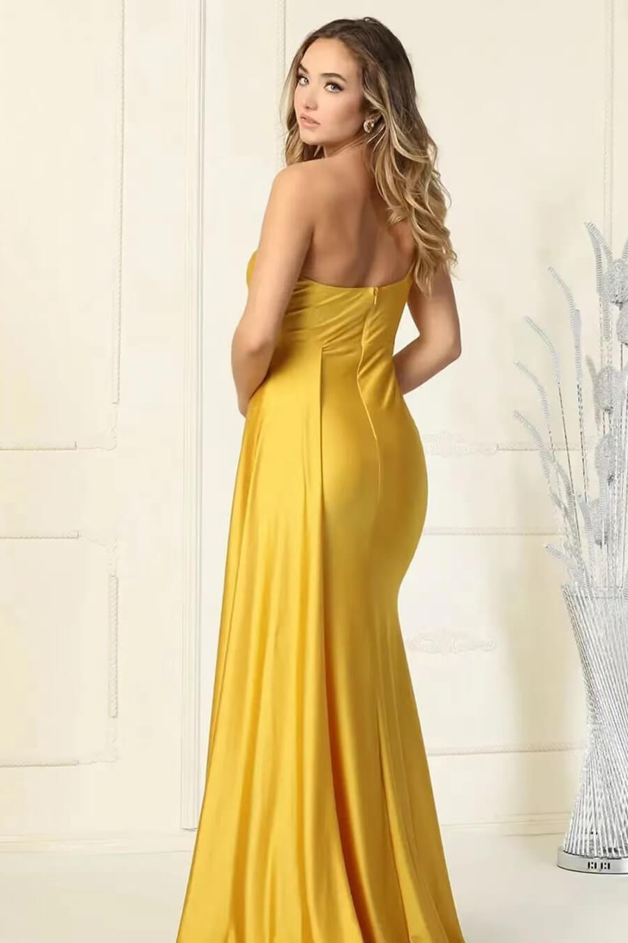 Elegante vestido de noche largo de sirena con un solo hombro y volantes
