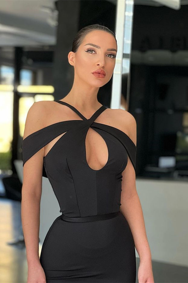 Vestidos de fiesta negros largos con escote halter y corte sirena y hombros descubiertos