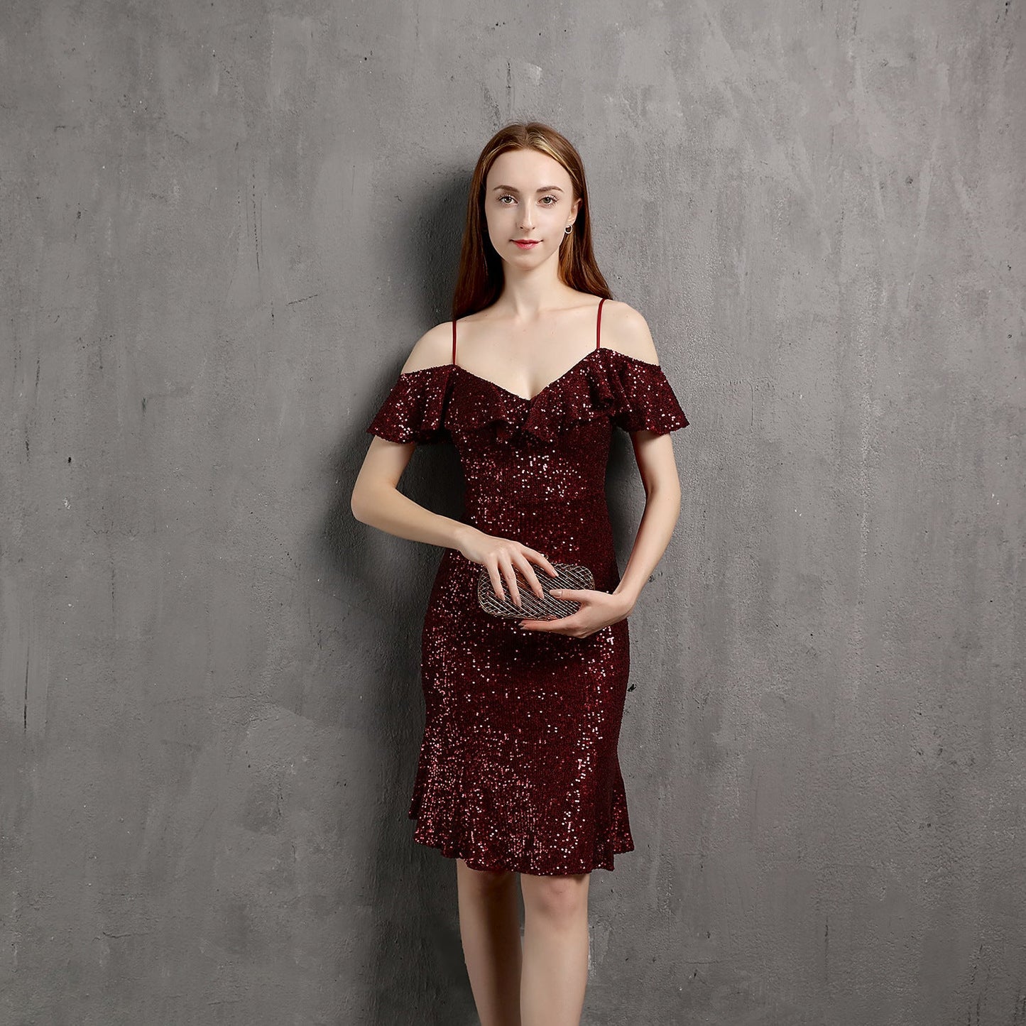 Vestido de noche corto con escote en V: elegante vestido corto para fiesta de discoteca.