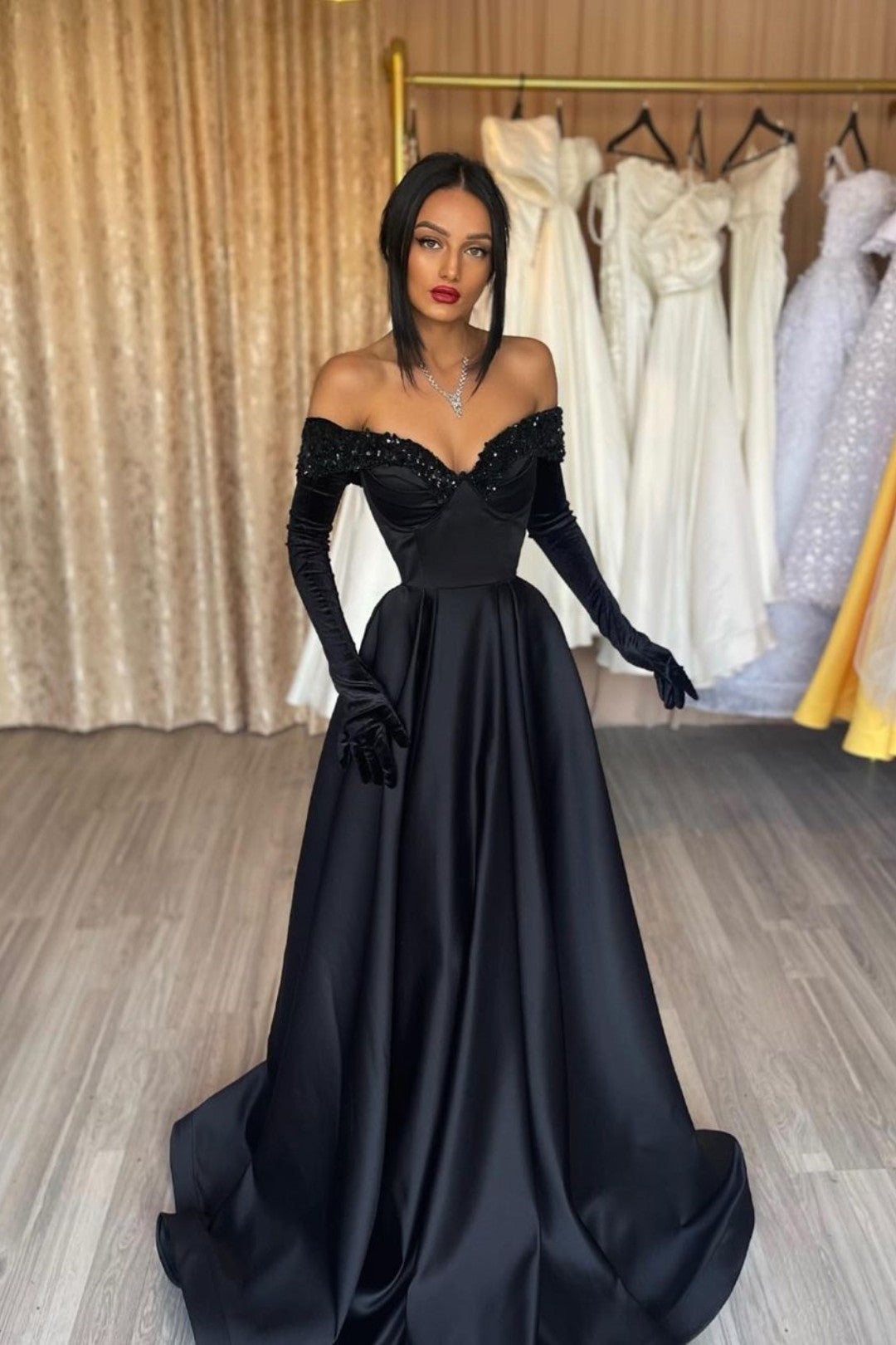 Vestido de fiesta negro largo de satén con hombros descubiertos y guantes